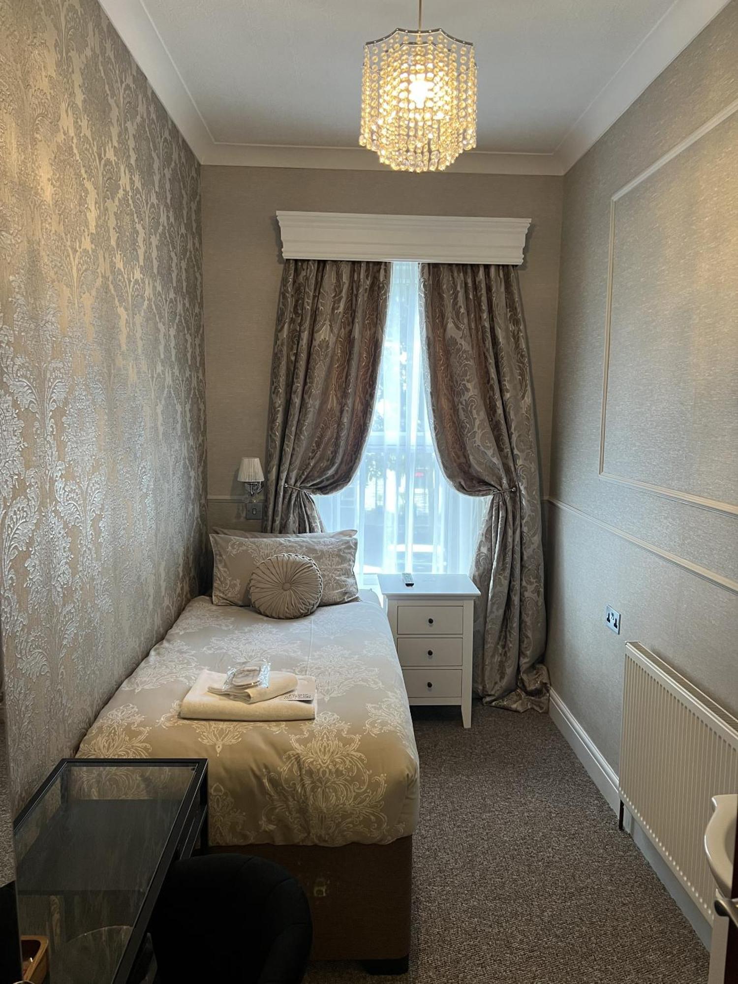 Tanes Hotel Cardiff Rom bilde